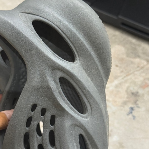 Yeezy Foam Runner ‘Carbon’ - Picture 5 of 6